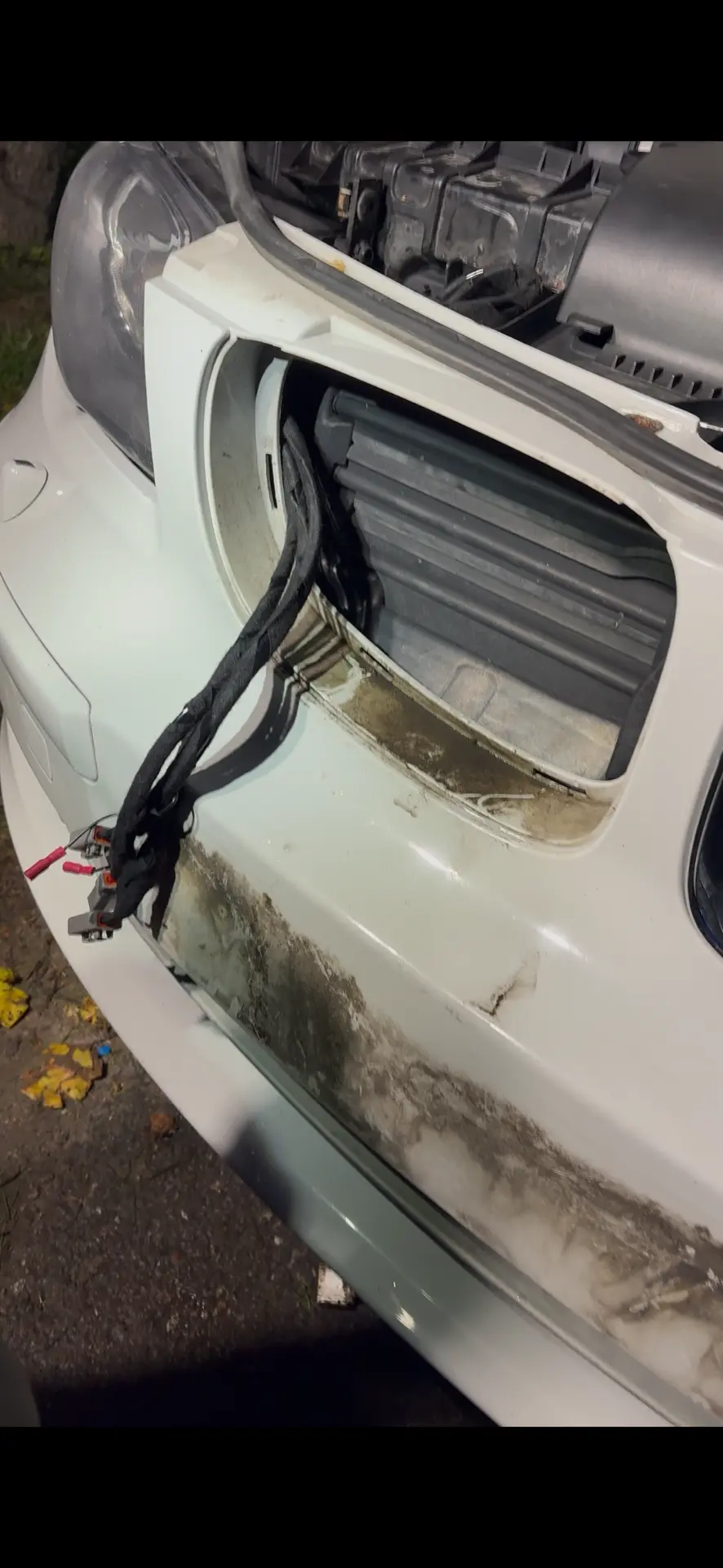 Skyddat kablage draget bakom bilens front