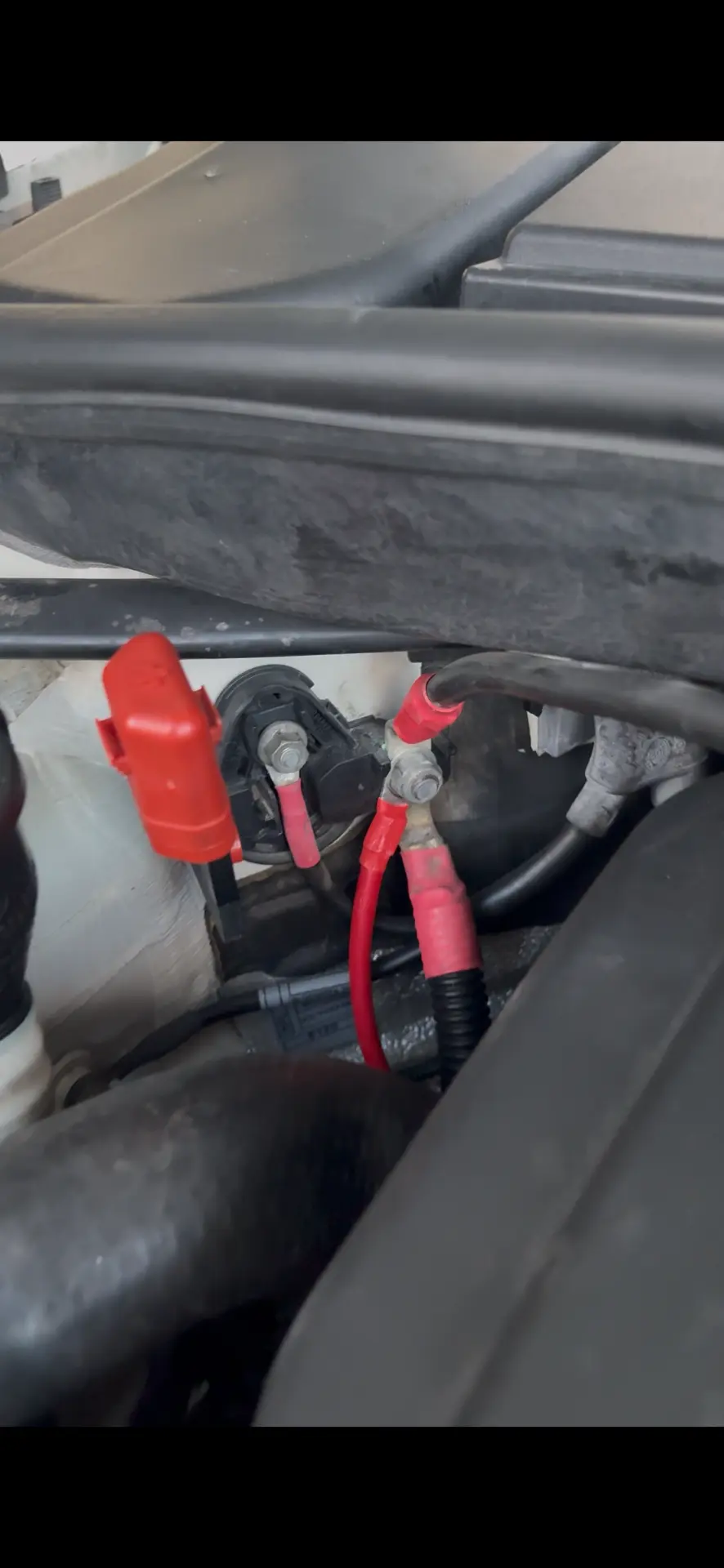 Strömmatning till extraljus ansluten i motorrummet