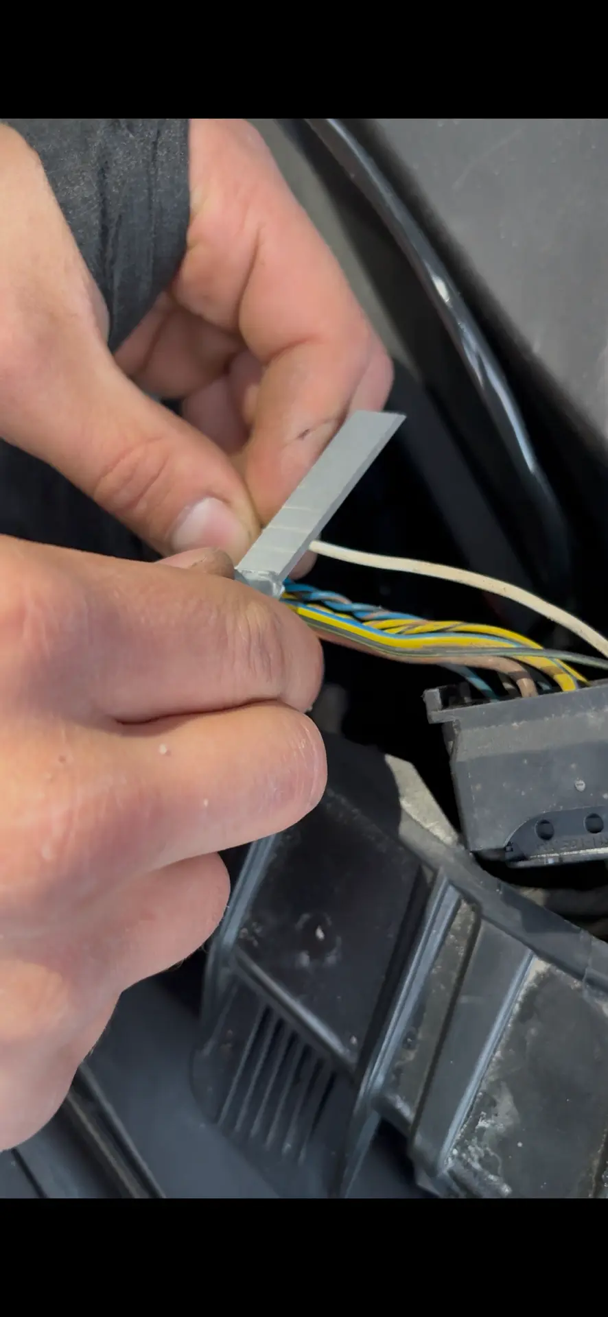 Förberedelse av bilens signalkabel till extraljus